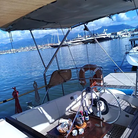 Bed & Boat L' Isola Che Non C'e 维亚雷焦