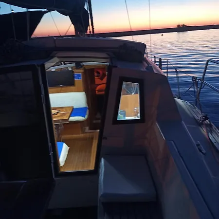 Bed & Boat L' Isola Che Non C'e Πλωτό κατάλυμα