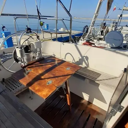 Bed & Boat Brezza Del Mare بوتيل *