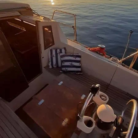 Bed & Boat Brezza Del Mare ספינת מלון וירג'יו