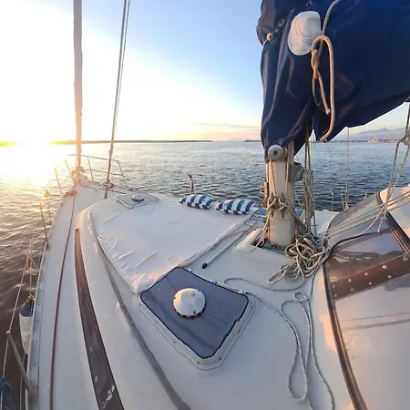 Bed & Boat Brezza Del Mare فياريجيو