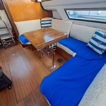 Bed & Boat Brezza Del Mare * فياريجيو