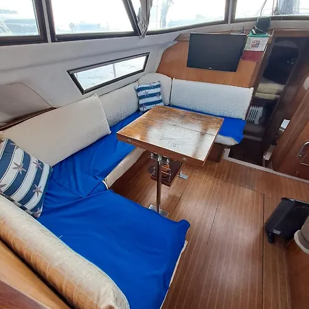 Bed & Boat Brezza Del Mare فياريجيو