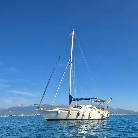 Bed & Boat Brezza Del Mare * فياريجيو