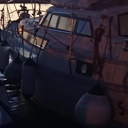 بوتيل Bed & Boat Brezza Del Mare فياريجيو